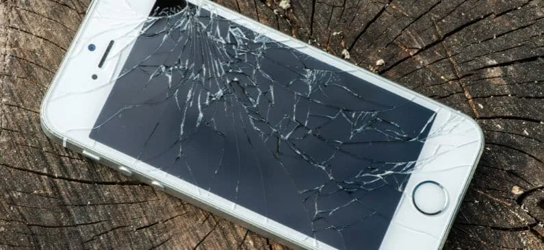 Iphone con la pantalla rota