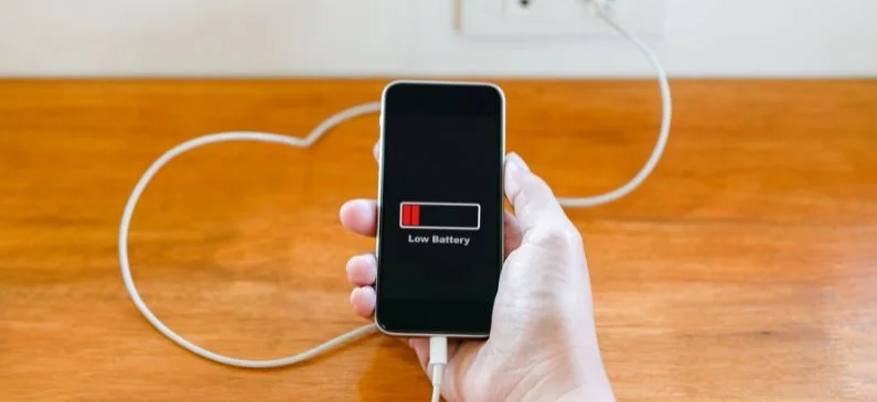 iPhone cargando con la batería baja