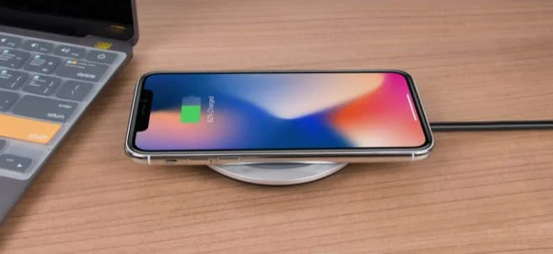 Iphone en cargador inalámbrico con la carga casi a menos del 100%