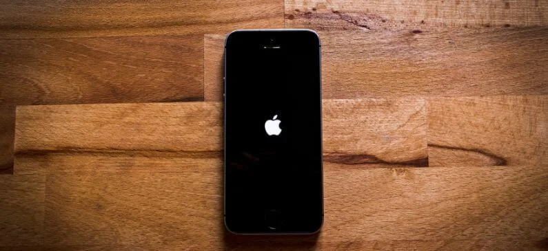 iPhone encima de una mesa con la pantalla de inicio