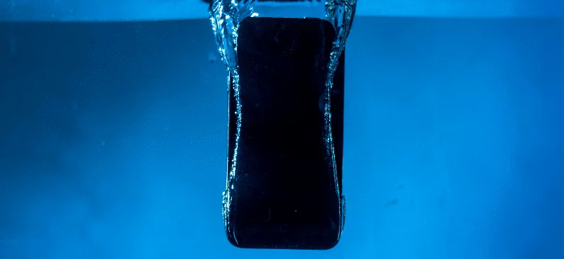 iPhone sumergido en el agua