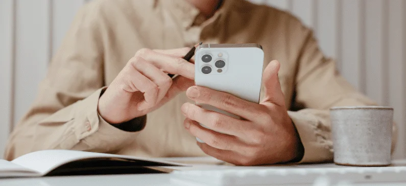 Persona usando un iPhone