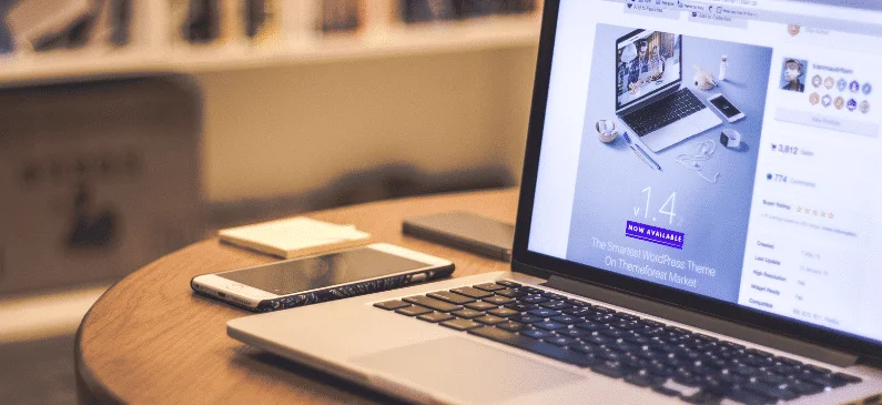 Macbook y iPhone encima de una mesa